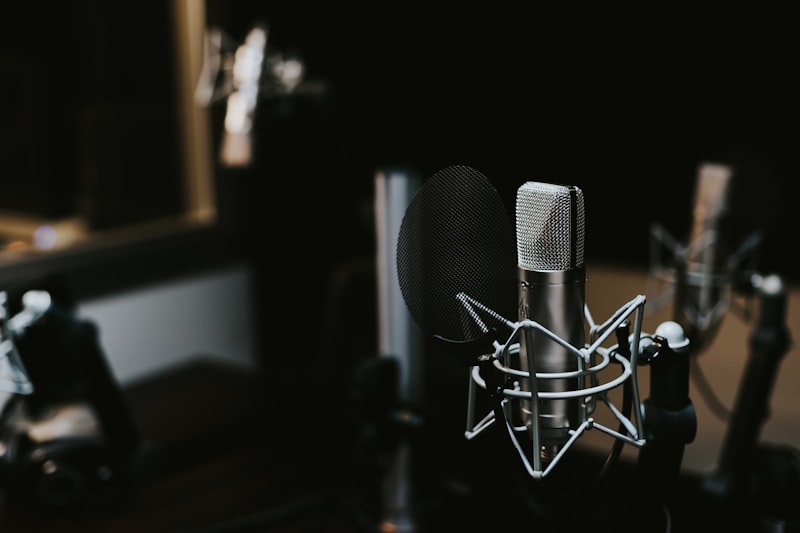 Setup di un video podcast con microfoni professionali e luci soffuse